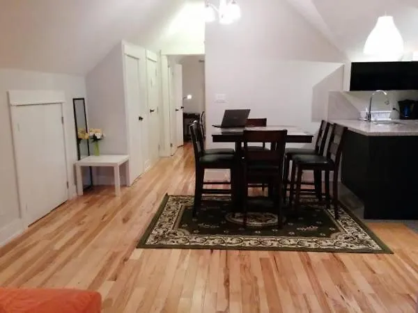 Guest house The Parkway Garden Guesthouse Toronto Canada